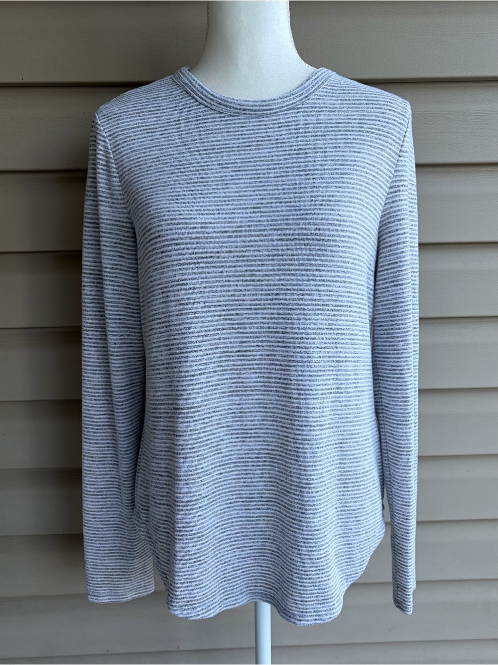 •Banana Republic• Luxespun Lightweight Gray/White Stripe Sweater - Size Medium